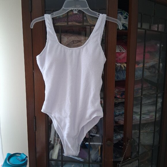 White Textured One Piece Swimsuit Bathing Suit Summer Beach sz L  NWOT - Picture 1 of 9
